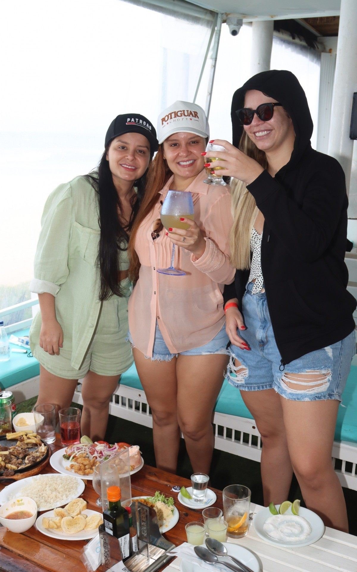 FOTO DE ARQUIVO - rio de janeiro, BRASIL  -  *EXCLUSIVO*  - Maiara & Maraisa e Marilia Mendon&ccedil;a no quiosque na praia da Reserva

Pictured: Maiara & Maraisa e Marilia Mendon&ccedil;a

AgNews 18 OUTUBRO 2021 

BYLINE MUST READ: delson silva / AgNews

Xico Silva
telefone: (21) 98240-2501
email: agnews.fotografia@gmail.com
      Caption