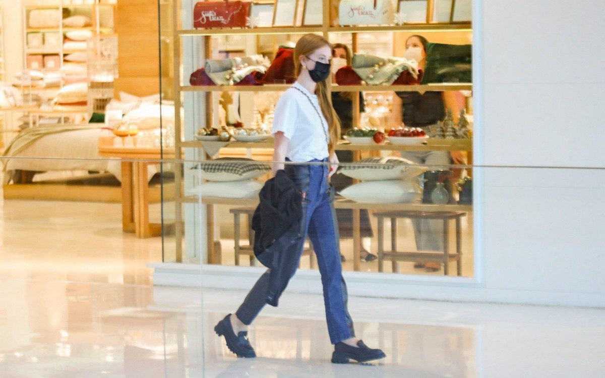 Marina Ruy Barbosa passeia no shopping em que vai inaugurar a primeira loja f&iacute;sica de sua marca, Ginger