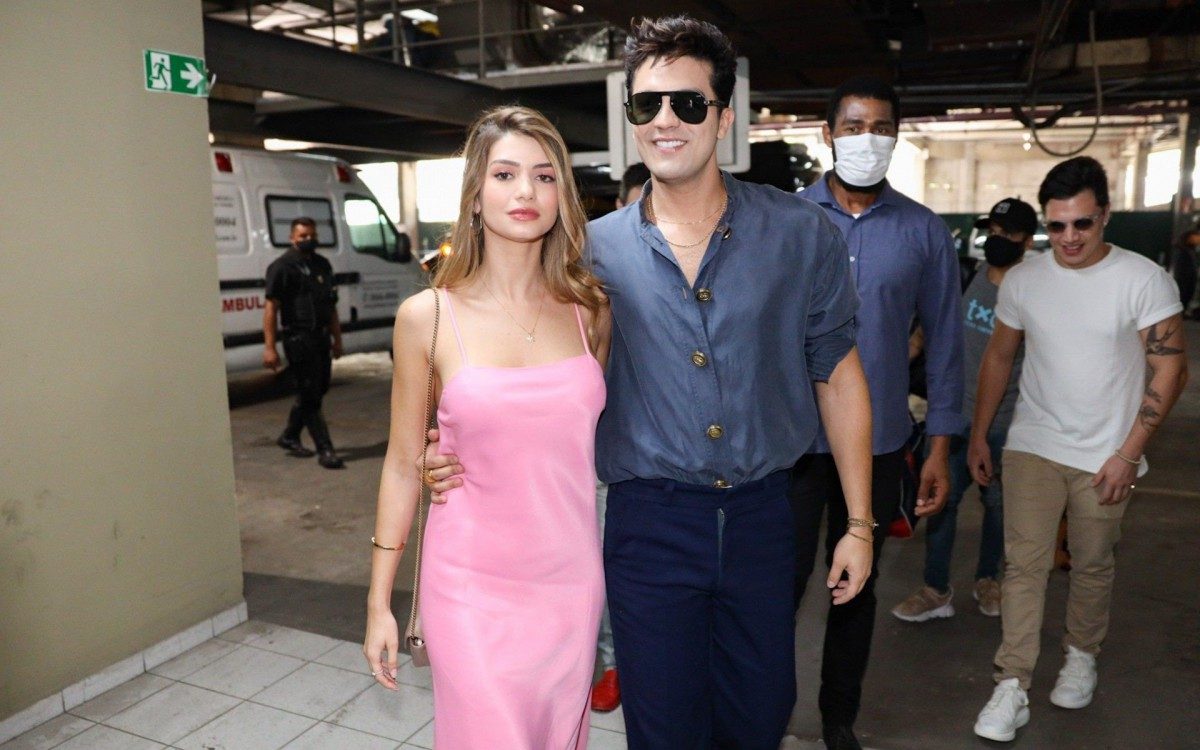 Luan Santana e a namorada, Izabela Cunha, no lan&ccedil;amento do clipe da m&uacute;sica 'Ilha' em um shopping de S&atilde;o Paulo, nesta sexta-feira