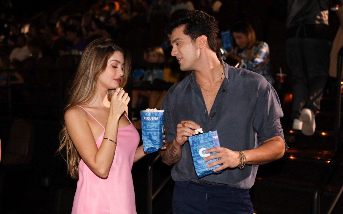 Luan Santana e a namorada, Izabela Cunha, no lan&ccedil;amento do videoclipe de 'Ilha', em um cinema de S&atilde;o Paulo