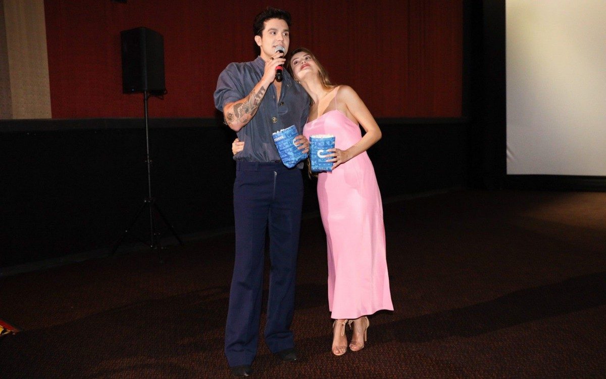 Luan Santana e a namorada, Izabela Cunha, no lan&ccedil;amento do videoclipe de 'Ilha', em um cinema de S&atilde;o Paulo