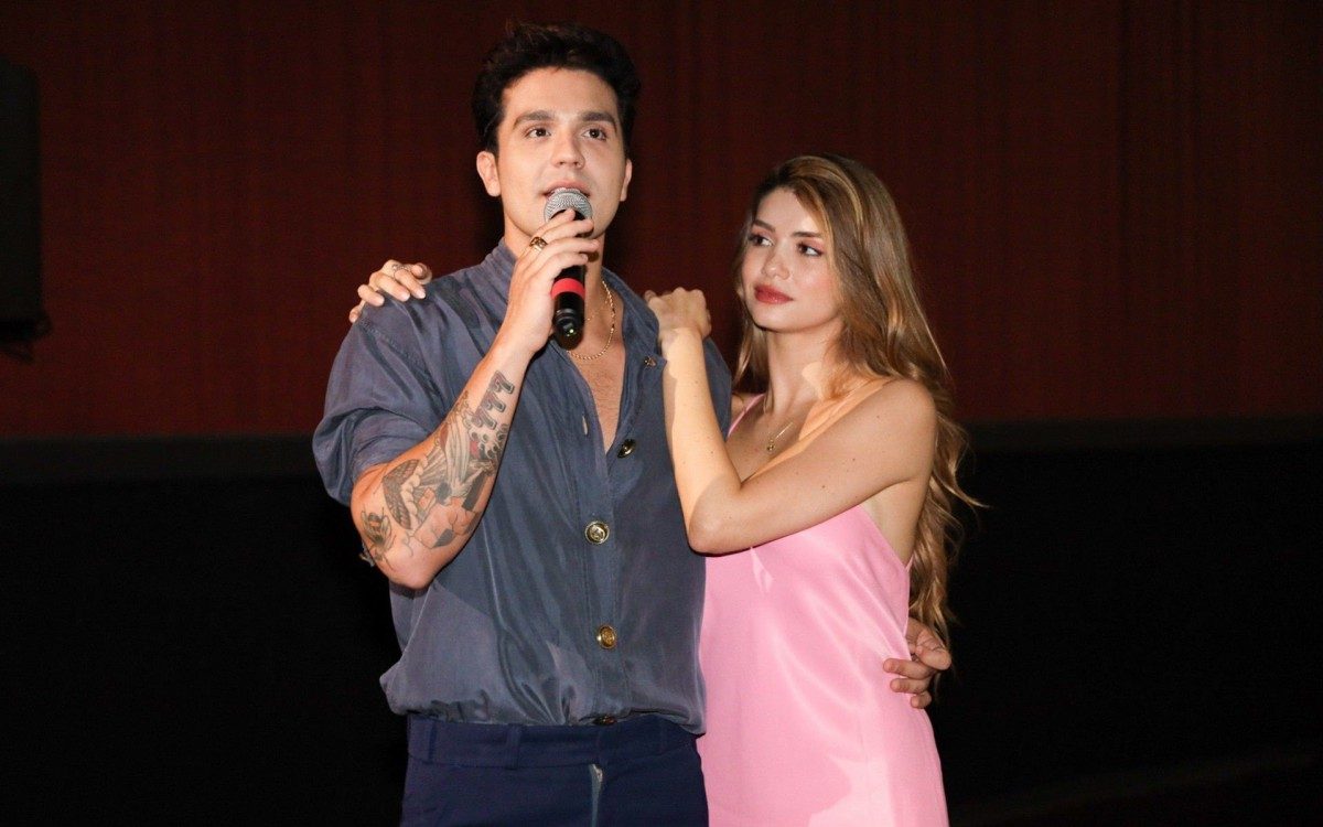 Luan Santana e a namorada, Izabela Cunha, no lan&ccedil;amento do videoclipe de 'Ilha', em um cinema de S&atilde;o Paulo