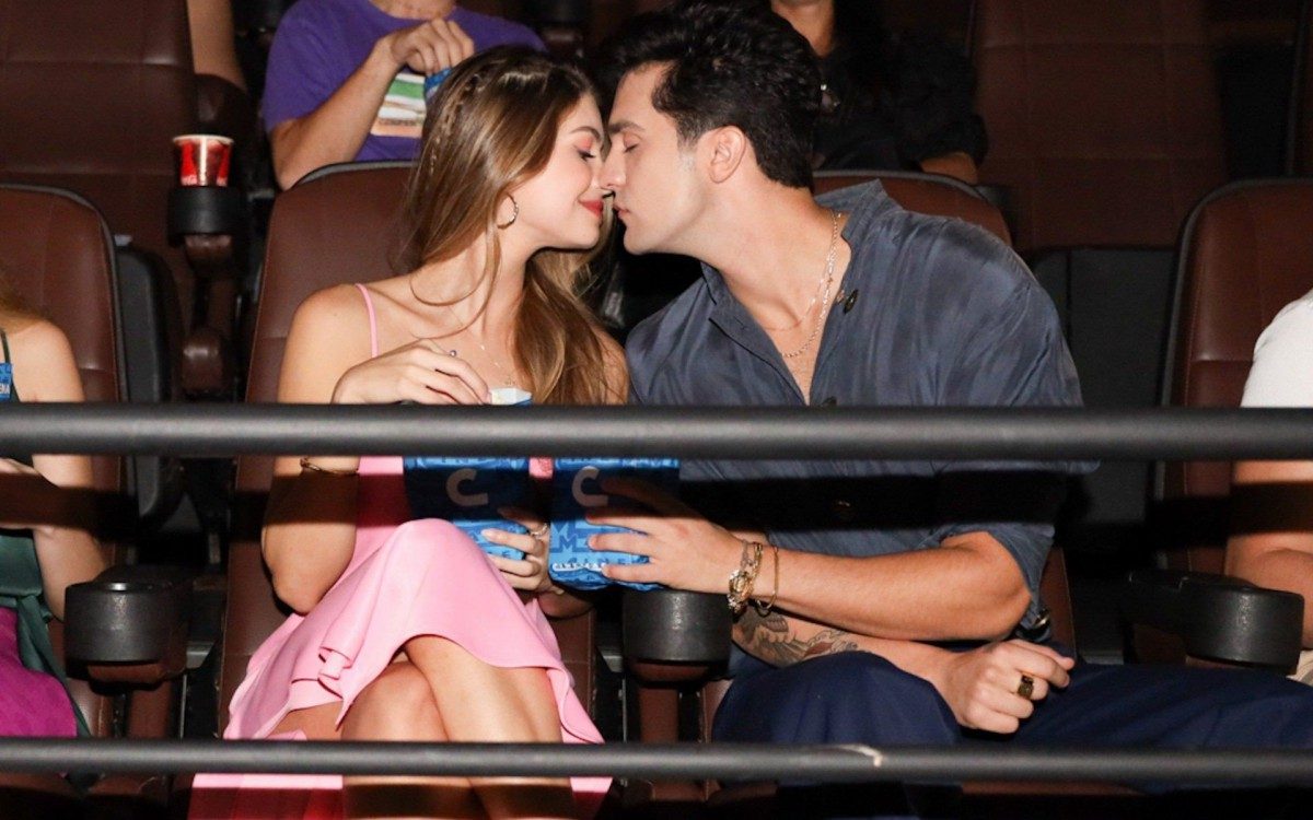 Luan Santana e a namorada, Izabela Cunha, no lan&ccedil;amento do videoclipe de 'Ilha', em um cinema de S&atilde;o Paulo