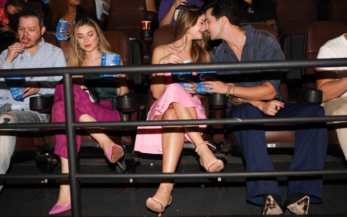 Luan Santana e a namorada, Izabela Cunha, no lan&ccedil;amento do videoclipe de 'Ilha', em um cinema de S&atilde;o Paulo