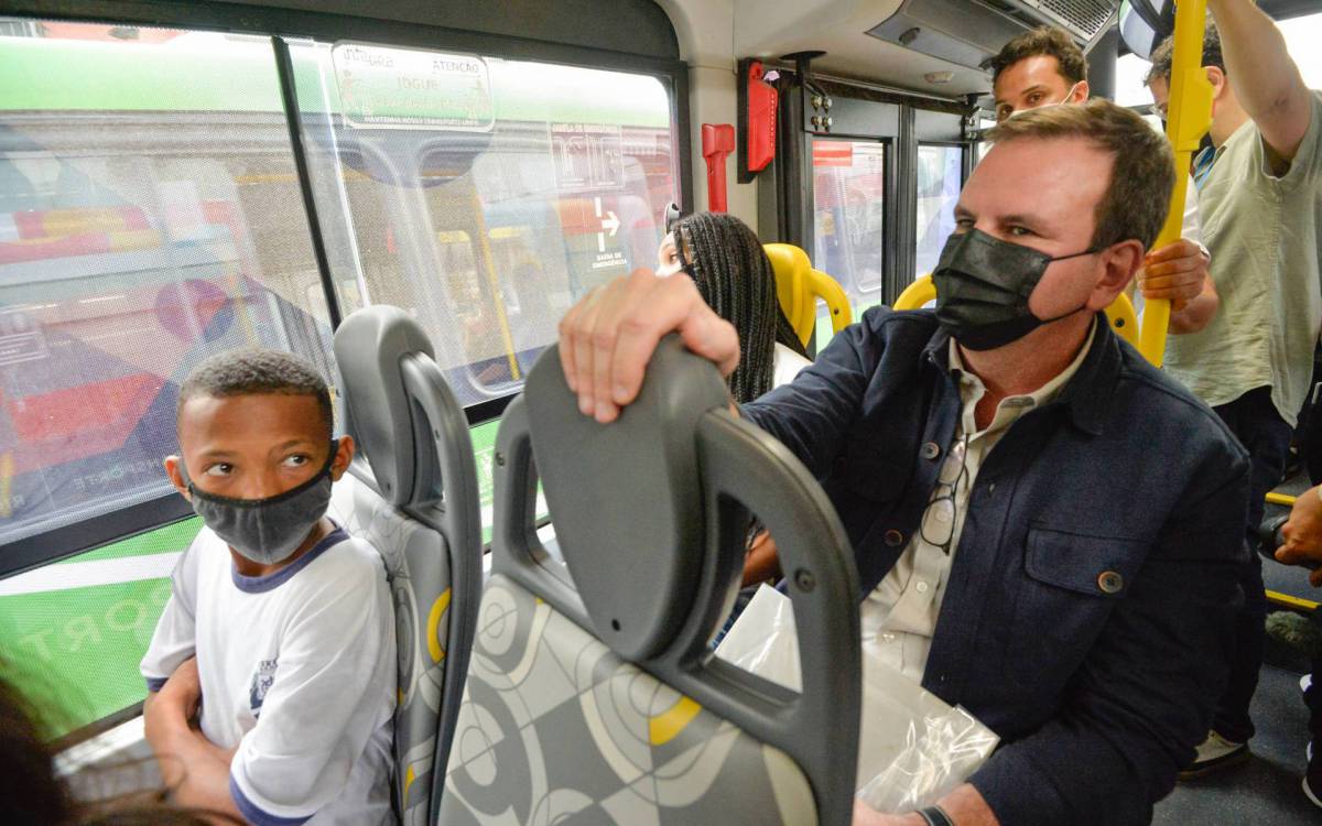 Rio de Janeiro - 04/11/2021 - CIDADE/ Rio de Janeiro -  No dia nacional da cultura, o prefeito Eduardo Paes participou na manha de hoje (05) da primeira viagem do programa Verao Verde,que levara cariocas aos pricipais pontos turisticos de Madureira, na foto Eduardo Paes no onibus da culturaFoto : Fabio Costa/ Agencia O Dia