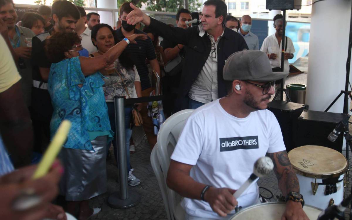 Cariocas voltam às rodas de samba, agora permitidas pela prefeitura do Rio  - Rio - Extra Online