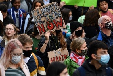 Jovens protestam em Glasgow para pedir mais ações contra a mudança climática