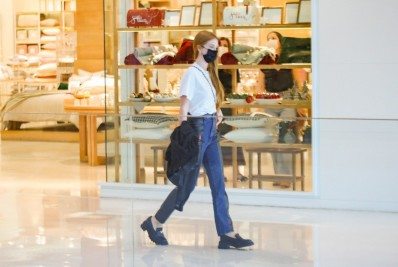 Marina Ruy Barbosa visita shopping onde abrirá primeira loja de sua marca