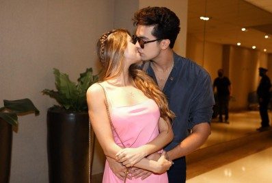 Apaixonado, Luan Santana troca beijos com nova namorada em evento