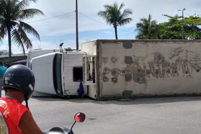 Caminhão tomba e interdita parcialmente o trânsito em Saquarema