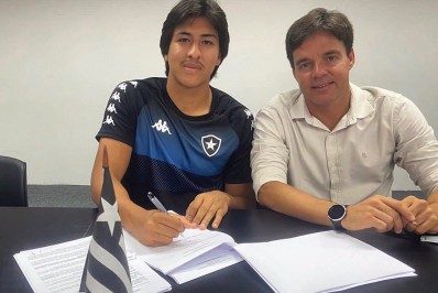 Botafogo assina primeiro contrato profissional com joia conhecida como 'sósia de Marcelo Moreno'