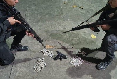 PM prende criminoso com pistola e drogas em Belford Roxo