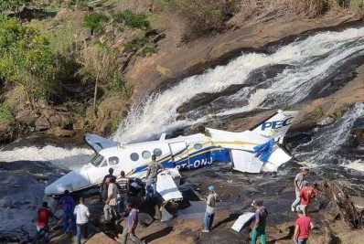 Polícia analisa celulares de pilotos de avião que caiu com Marília Mendonça