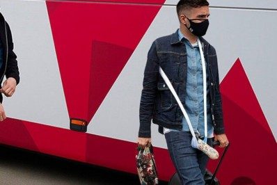 Jogador aparece com pênis engessado após choque com a trave: 'É preciso bola para vencer''