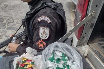 Dupla é capturada com cocaína e crack no Beco do Rato, em Cabo Frio