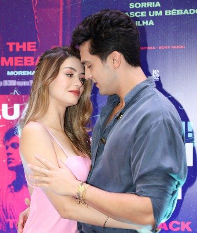 Luan Santana e a namorada, Izabela Cunha, no lançamento do clipe da música 'Ilha' em um shopping de São Paulo, nesta sexta-feira - Lucas Ramos / Ag. News