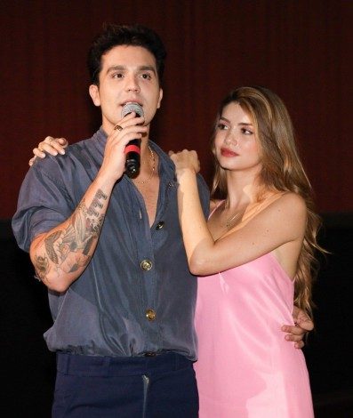 Luan Santana e a namorada, Izabela Cunha, no lançamento do videoclipe de 'Ilha', em um cinema de São Paulo - Lucas Ramos / Ag. News