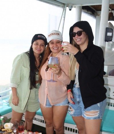 FOTO DE ARQUIVO - rio de janeiro, BRASIL  -  *EXCLUSIVO*  - Maiara & Maraisa e Marilia Mendonça no quiosque na praia da Reserva

Pictured: Maiara & Maraisa e Marilia Mendonça

AgNews 18 OUTUBRO 2021 

BYLINE MUST READ: delson silva / AgNews

Xico Silva
telefone: (21) 98240-2501
email: agnews.fotografia@gmail.com
      Caption - delson silva / AgNews