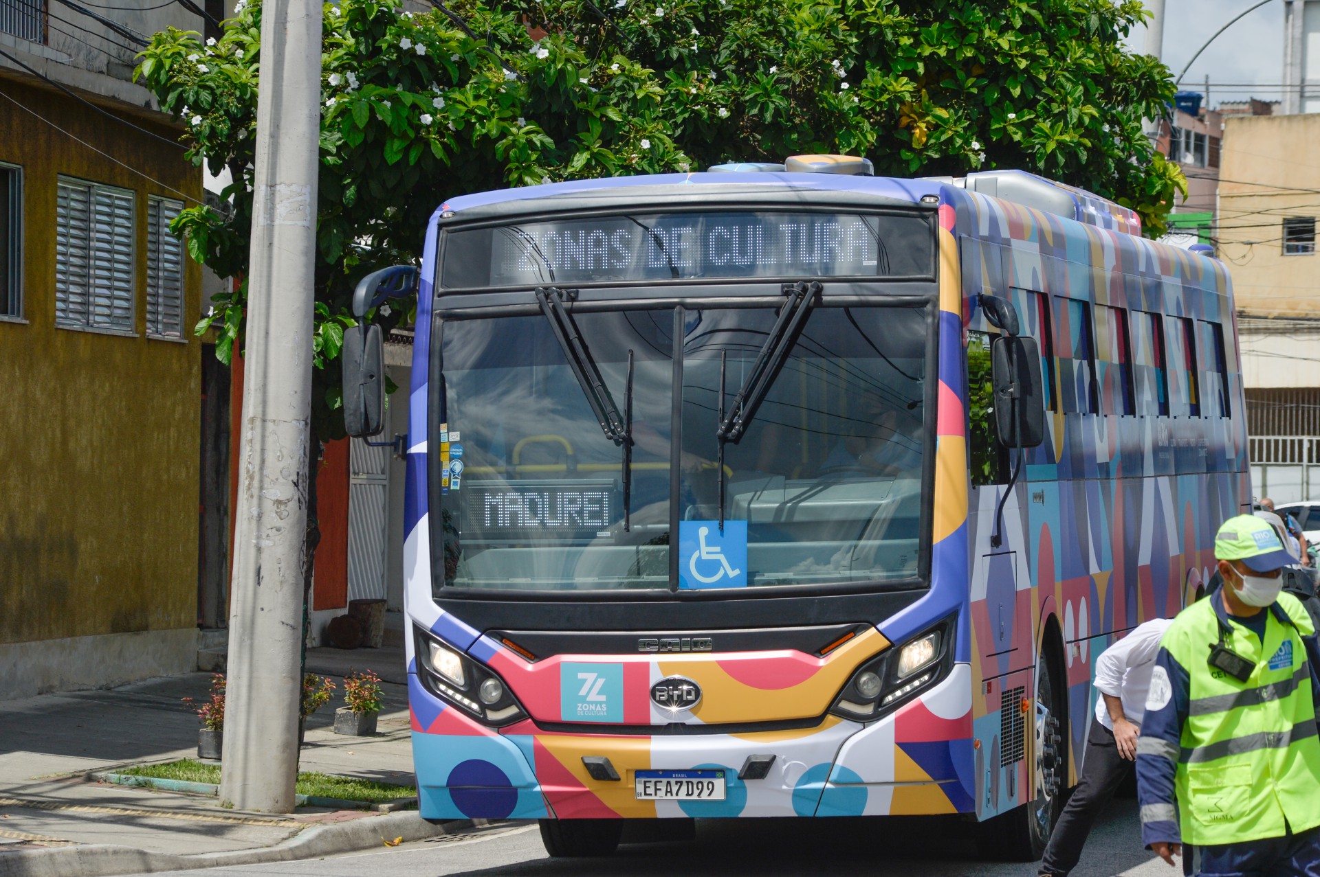 A viagem cultural é feita no ônibus elétrico, ecologicamente correto - Fabio Costa/ Agencia O Dia