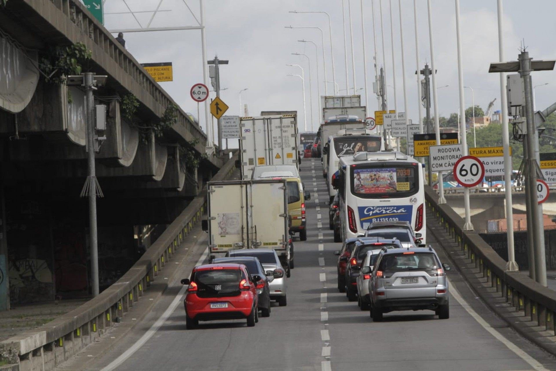 Acidente entre dois caminhões e cinco carros na Ponte Rio-Niterói causou imenso congestionamento nos acessos - MARCOS PORTO/AGÊNCIA O DIA 