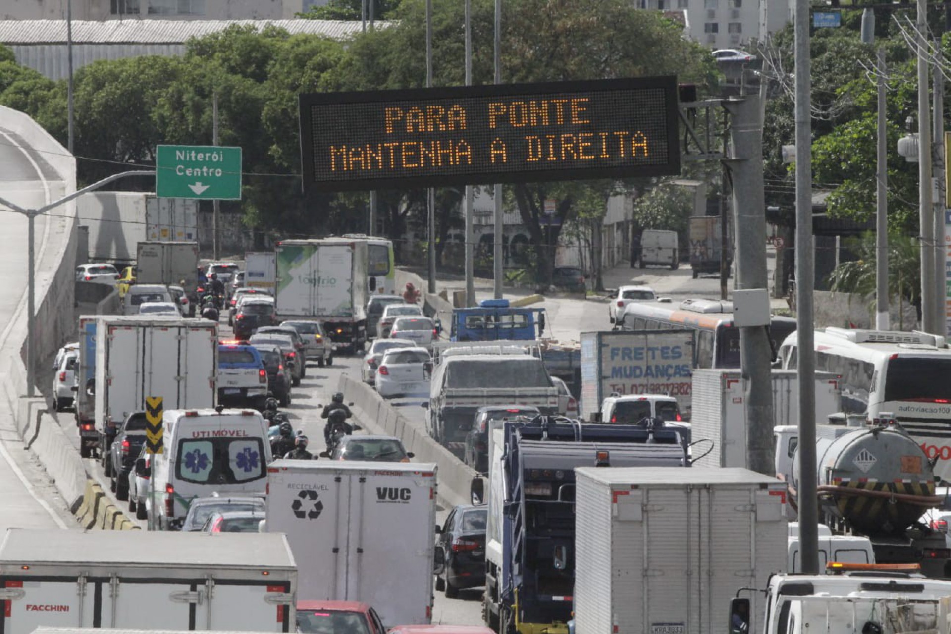 Acidente entre dois caminhões e cinco carros na Ponte Rio-Niterói causou imenso congestionamento nos acessos - MARCOS PORTO/AGÊNCIA O DIA 