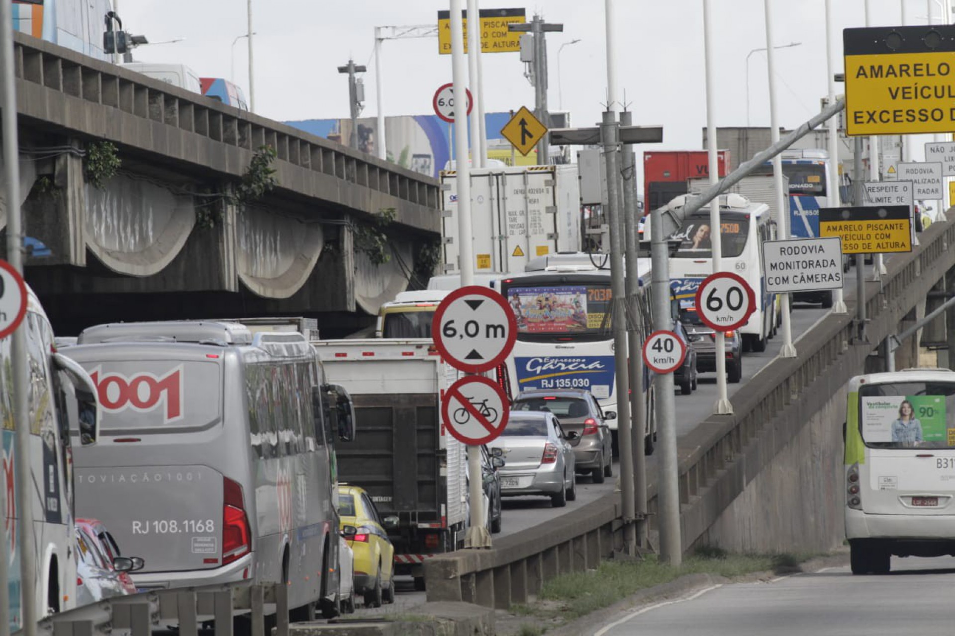 Acidente entre dois caminhões e cinco carros na Ponte Rio-Niterói causou imenso congestionamento nos acessos - MARCOS PORTO/AGÊNCIA O DIA 
