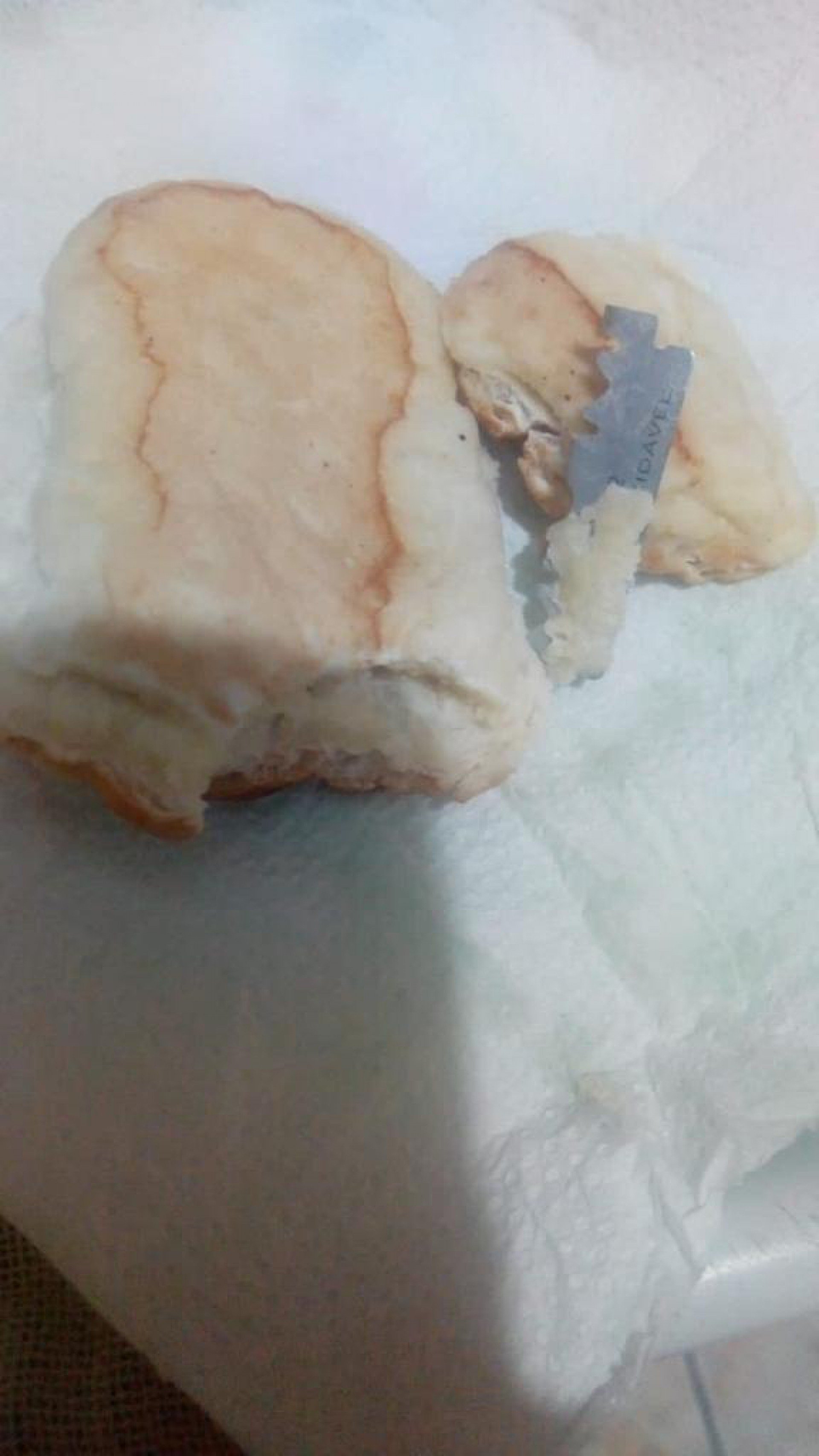 O pão em que a lâmina foi encontrada será encaminhado para a perícia da Polícia Civil - Divulgação