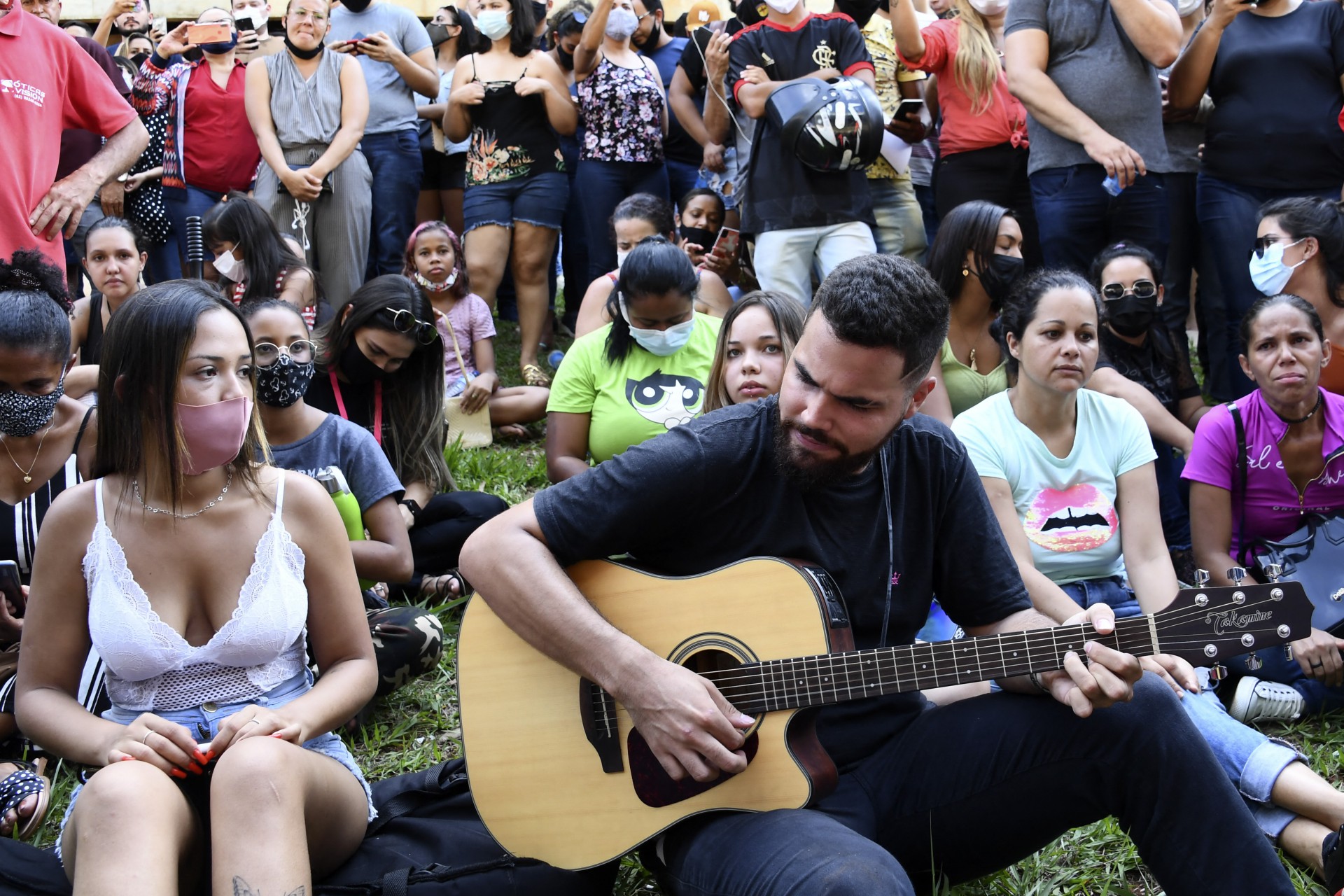 Fans gather outside the Arena Goiania sports centre during the wake of Brazilian singer Marilia Mendonca, in Goiania, state of Goias, Brazil, on November 6, 2021. - Marilia Mendonca, 26, one of the most popular of the 