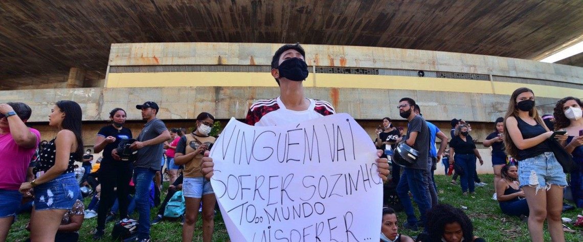 F&atilde;s formam longa fila em vel&oacute;rio de Mar&iacute;lia Mendon&ccedil;a, em Goi&acirc;nia