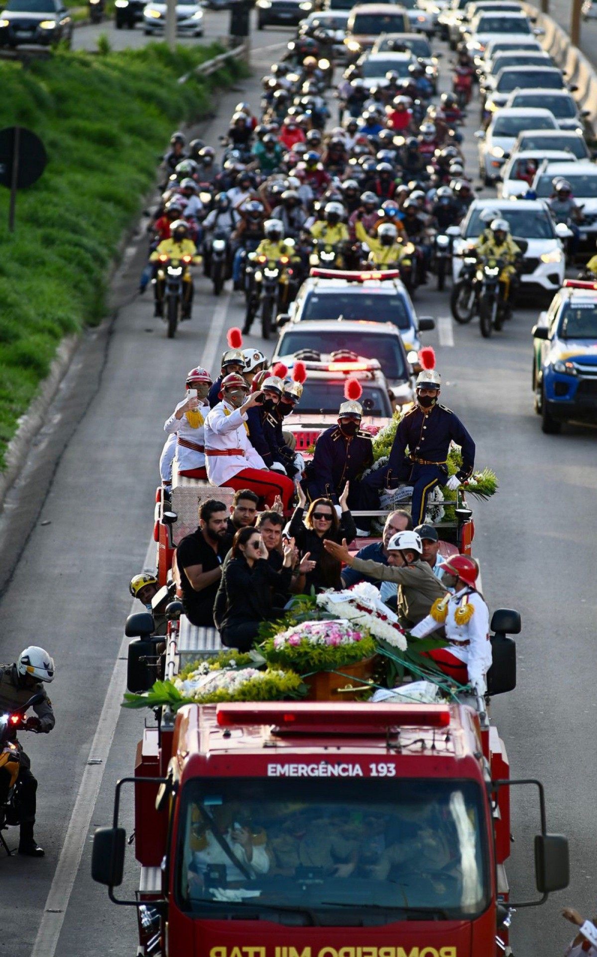 Cortejo em carro aberto do corpo de Mar&iacute;lia Mendon&ccedil;a mobiliza milhares de pessoas em Goi&acirc;nia