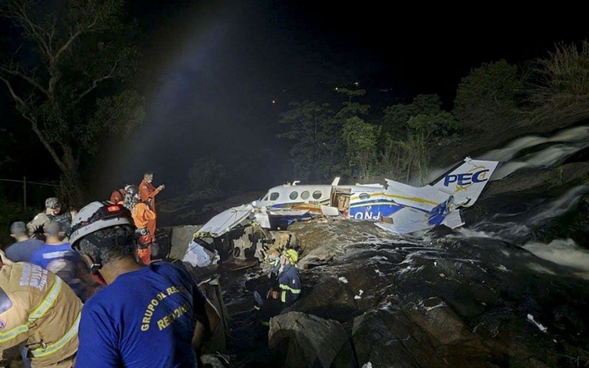 Avi&atilde;o de pequeno porte caiu em uma cachoeira na Serra da Piedade, em Caratinga - AFP