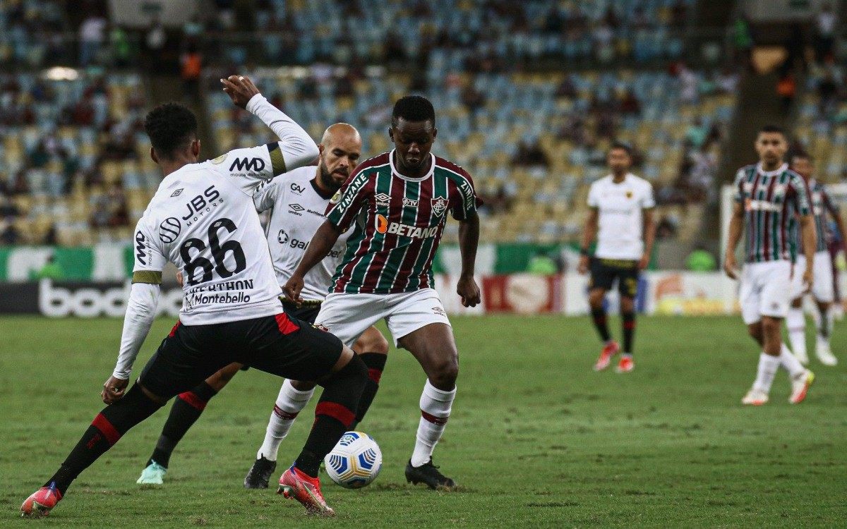 Rio de Janeiro -  06/11/2021 - Maracan&atilde;..Fluminense enfrenta Sport esta noite no Maracan&atilde; pela 30&ordf; rodada do Campeonato Brasileiro 2021..FOTO: LUCAS MER&Ccedil;ON / FLUMINENSE F.C....IMPORTANTE: Imagem destinada a uso institucional e divulga&ccedil;&atilde;o, seu.uso comercial est&aacute; vetado incondicionalmente por seu autor e o.Fluminense Football Club.&Eacute; obrigat&oacute;rio mencionar o nome do autor ou.usar a imagem....IMPORTANT: Image intended for institutional use and distribution..Commercial use is prohibited unconditionally by its author and.Fluminense Football Club. It is mandatory to mention the name of the.author or use the image....IMPORTANTE: Im&aacute;gen para uso solamente institucional y distribuici&oacute;n. El.uso comercial es prohibido por su autor y por el Fluminense Football.Club. &Eacute;s mandat&oacute;rio mencionar el nombre del autor ao usar el im&aacute;gen.