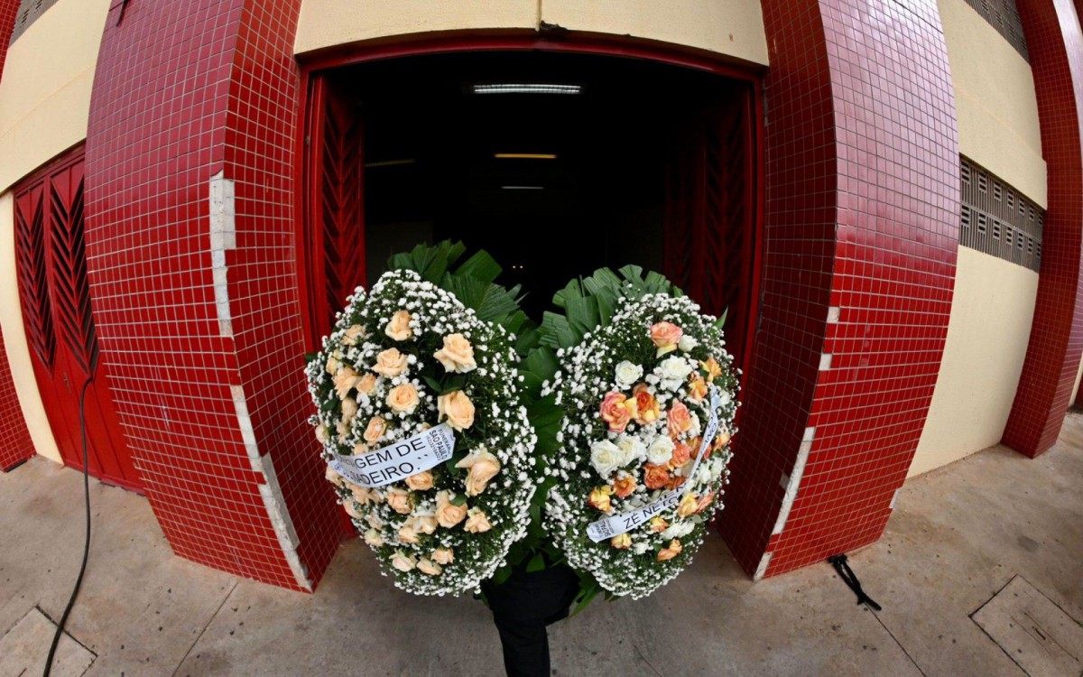 F&atilde;s comparecem ao vel&oacute;rio de Mar&iacute;lia Mendon&ccedil;a, em Goi&acirc;nia