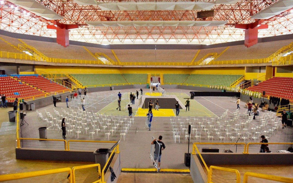 F&atilde;s comparecem ao vel&oacute;rio de Mar&iacute;lia Mendon&ccedil;a, em Goi&acirc;nia