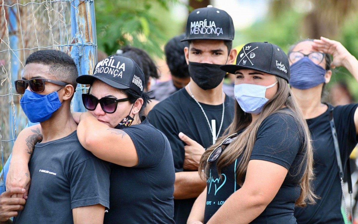 F&atilde;s comparecem ao vel&oacute;rio de Mar&iacute;lia Mendon&ccedil;a, em Goi&acirc;nia