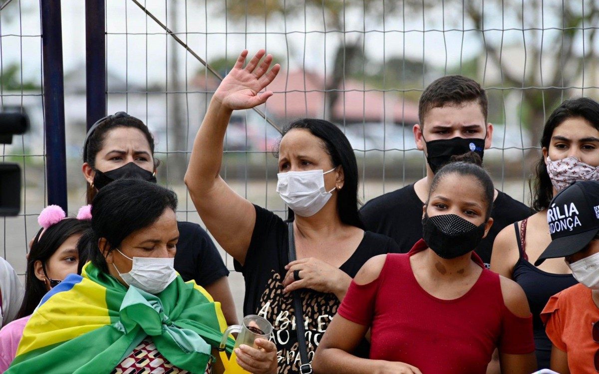 F&atilde;s comparecem ao vel&oacute;rio de Mar&iacute;lia Mendon&ccedil;a, em Goi&acirc;nia