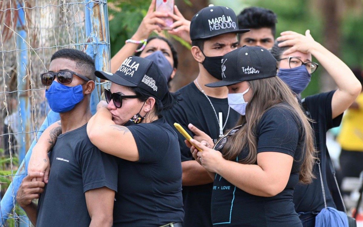 F&atilde;s comparecem ao vel&oacute;rio de Mar&iacute;lia Mendon&ccedil;a, em Goi&acirc;nia