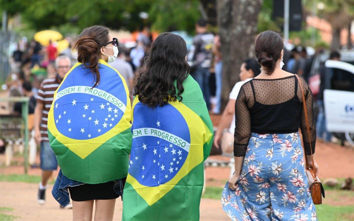 F&atilde;s comparecem ao vel&oacute;rio de Mar&iacute;lia Mendon&ccedil;a, em Goi&acirc;nia