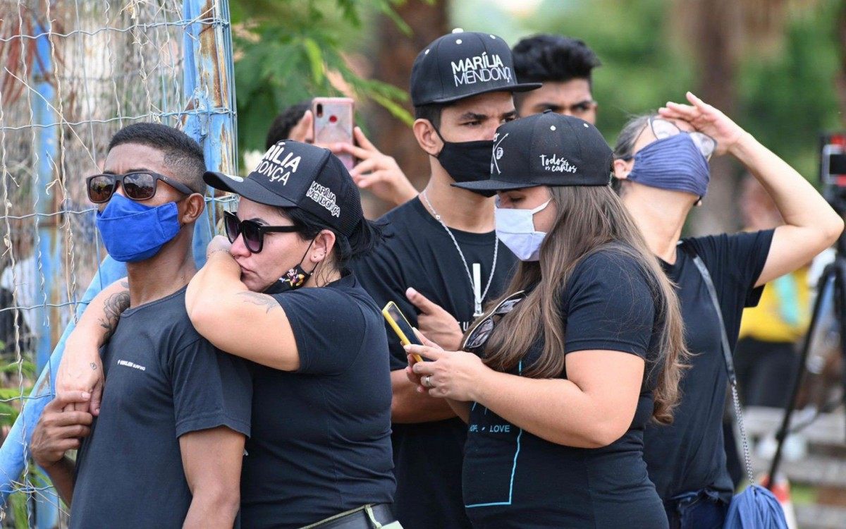 F&atilde;s comparecem ao vel&oacute;rio de Mar&iacute;lia Mendon&ccedil;a, em Goi&acirc;nia