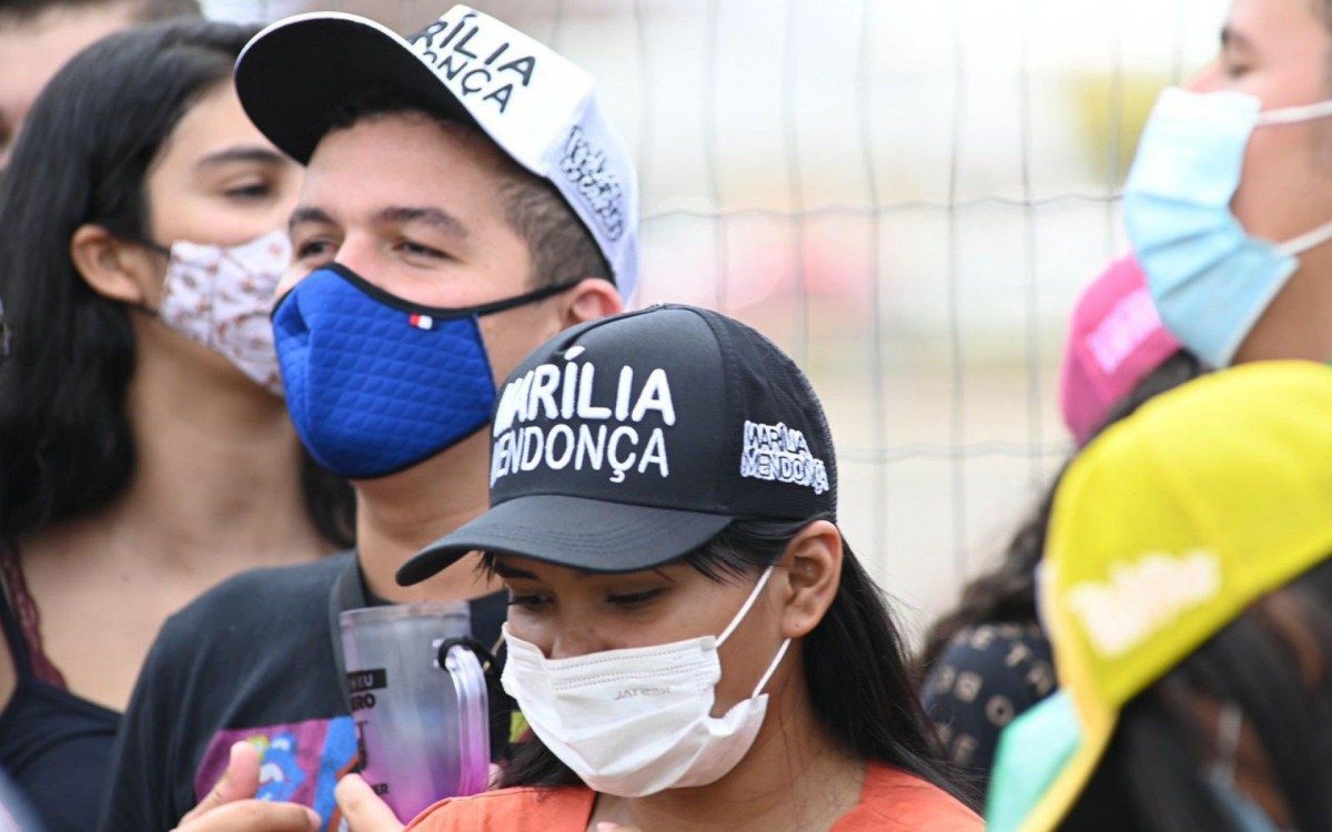 F&atilde;s comparecem ao vel&oacute;rio de Mar&iacute;lia Mendon&ccedil;a, em Goi&acirc;nia