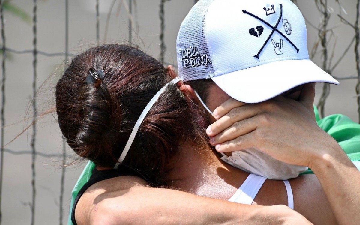 F&atilde;s comparecem ao vel&oacute;rio de Mar&iacute;lia Mendon&ccedil;a, em Goi&acirc;nia