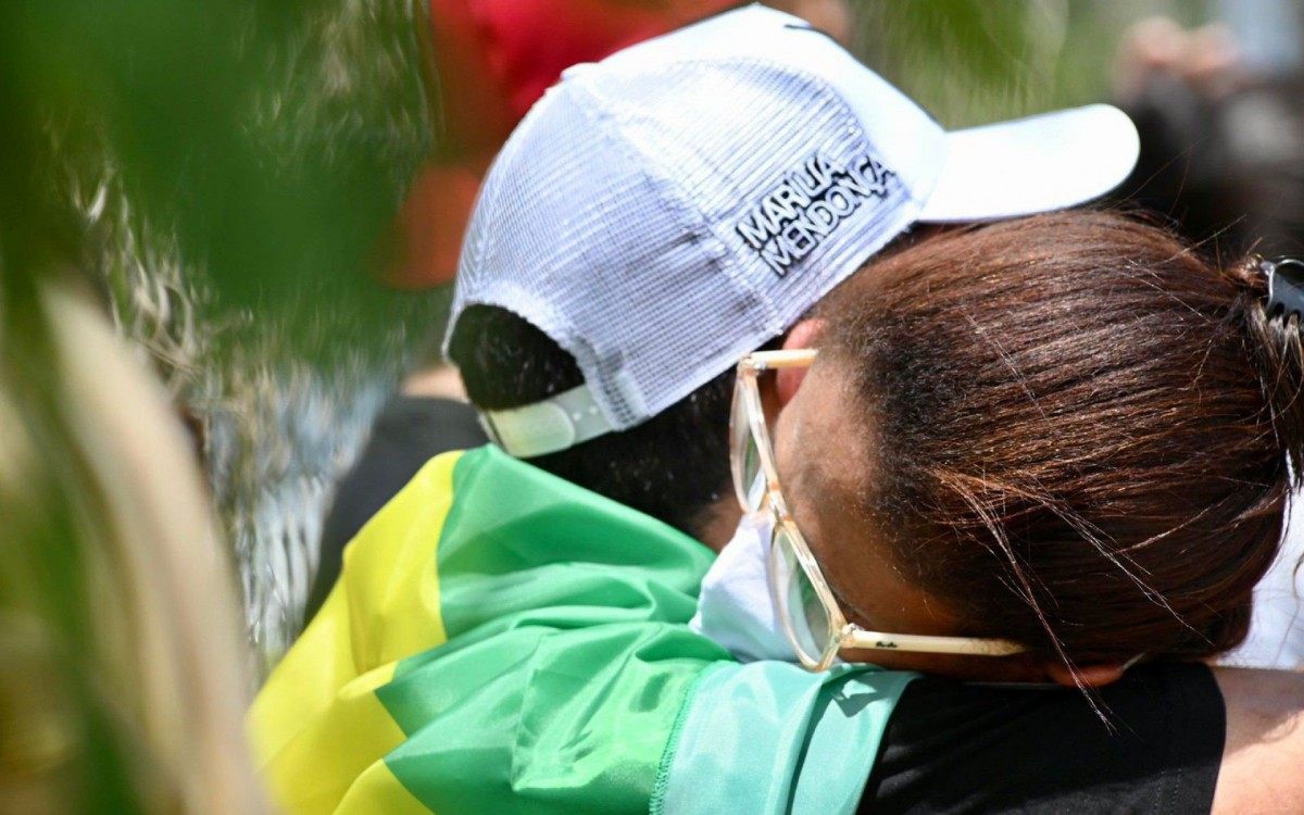 F&atilde;s comparecem ao vel&oacute;rio de Mar&iacute;lia Mendon&ccedil;a, em Goi&acirc;nia