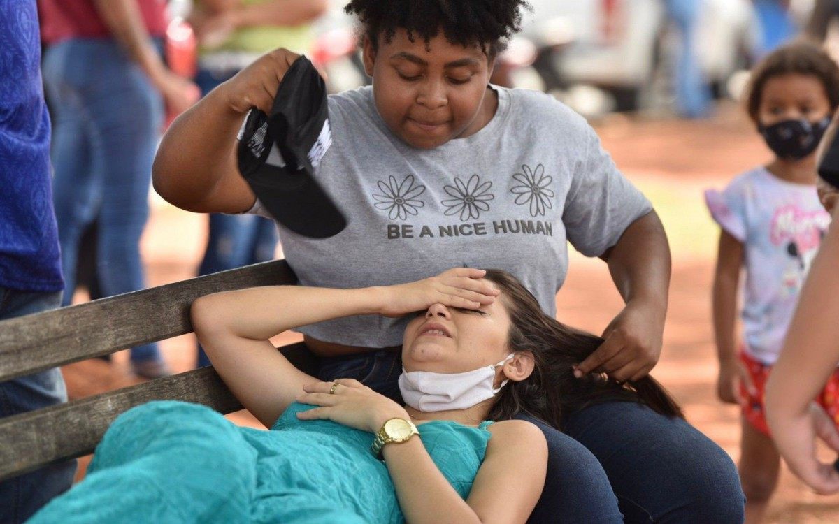 F&atilde;s comparecem ao vel&oacute;rio de Mar&iacute;lia Mendon&ccedil;a, em Goi&acirc;nia