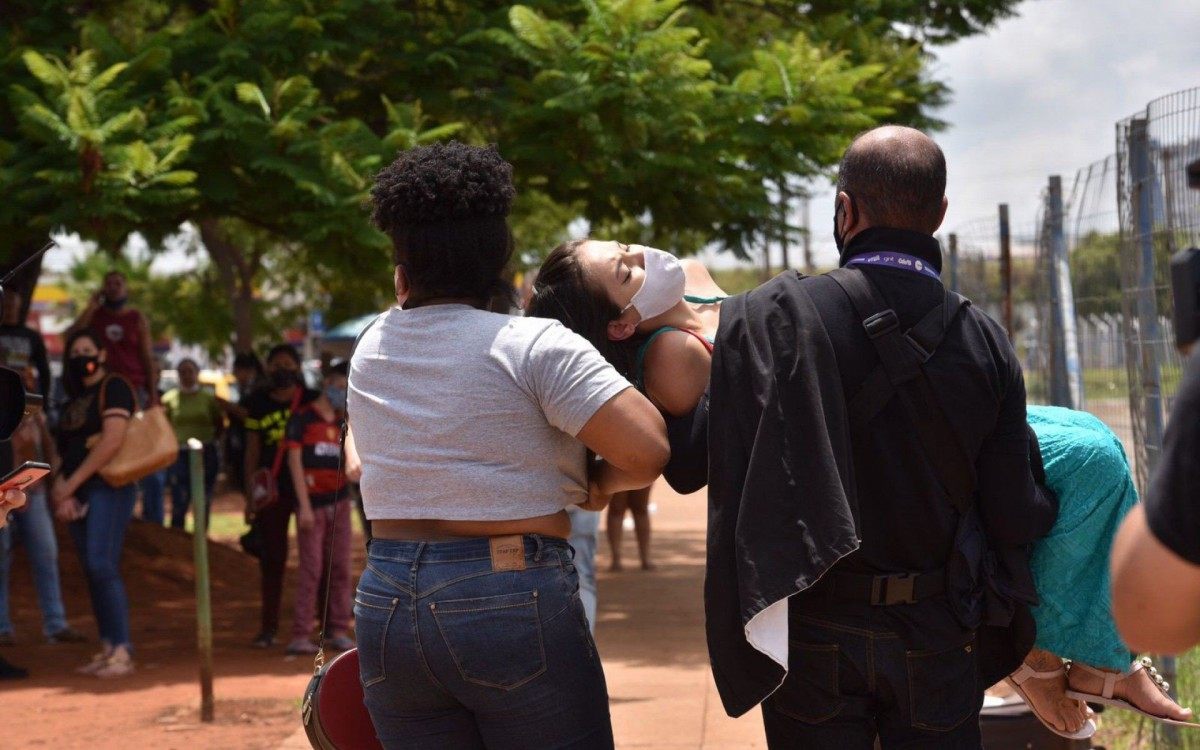 F&atilde;s comparecem ao vel&oacute;rio de Mar&iacute;lia Mendon&ccedil;a, em Goi&acirc;nia