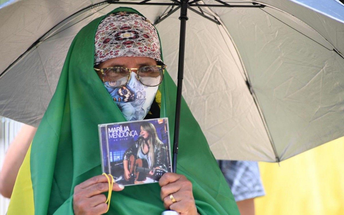 F&atilde;s comparecem ao vel&oacute;rio de Mar&iacute;lia Mendon&ccedil;a, em Goi&acirc;nia