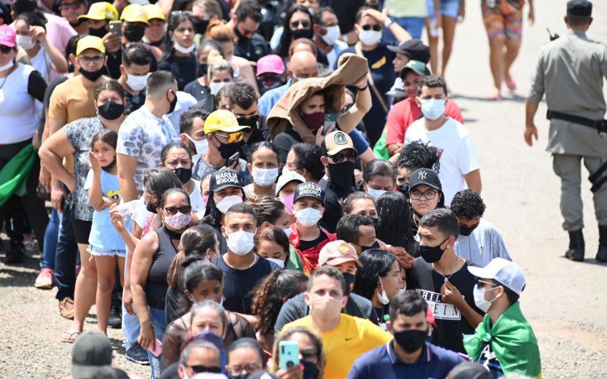 F&atilde;s formam longa fila em vel&oacute;rio de Mar&iacute;lia Mendon&ccedil;a, em Goi&acirc;nia