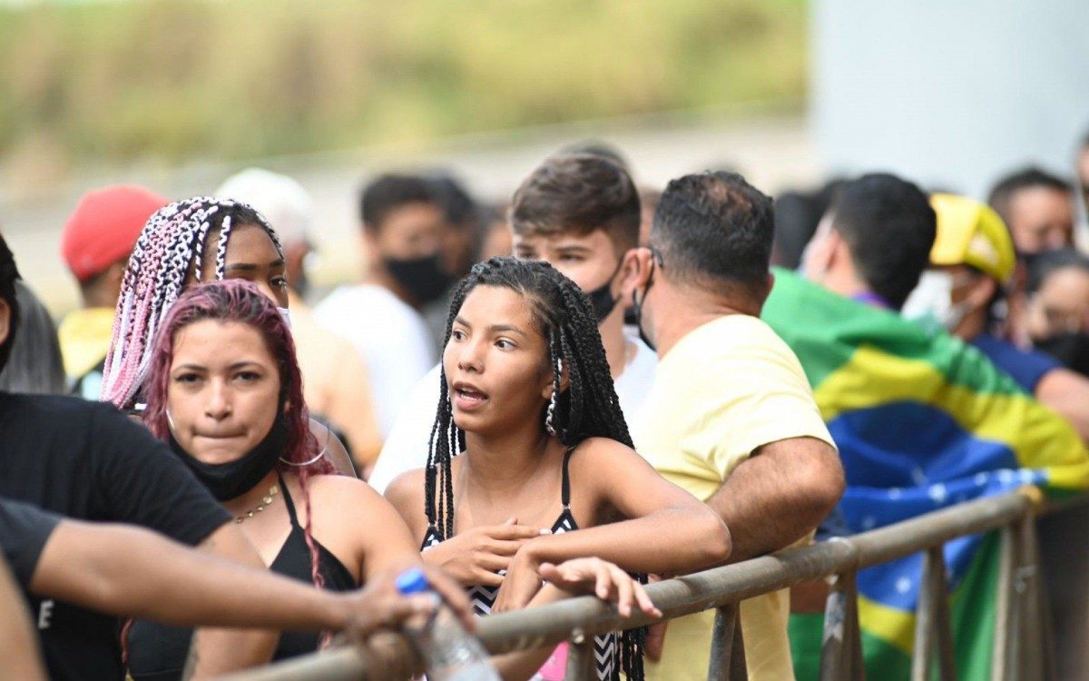 F&atilde;s formam longa fila em vel&oacute;rio de Mar&iacute;lia Mendon&ccedil;a, em Goi&acirc;nia