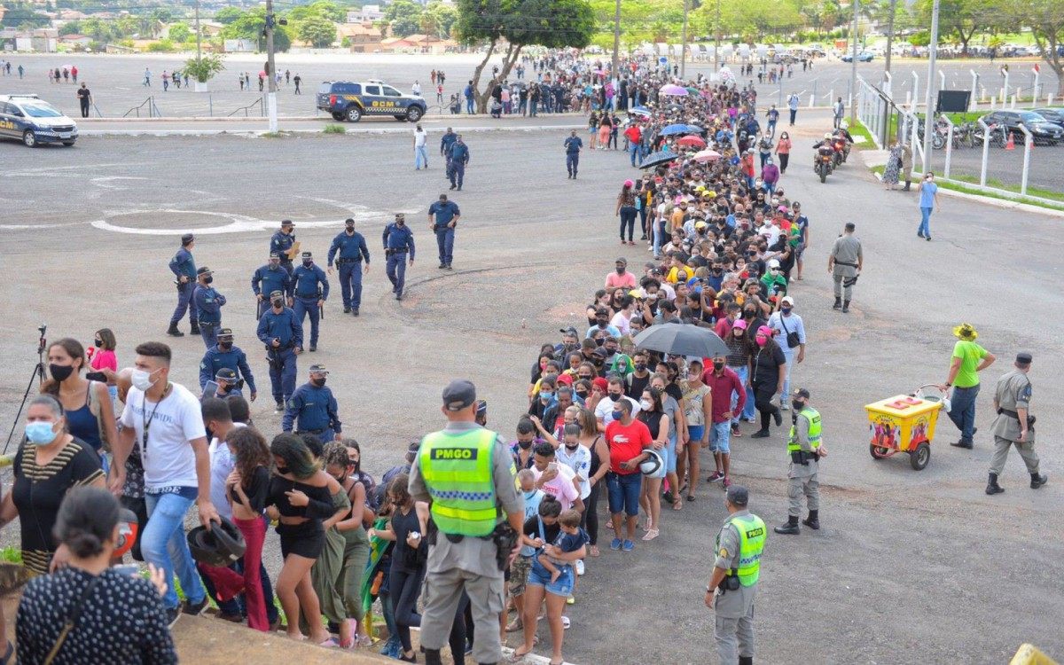 F&atilde;s formam longa fila em vel&oacute;rio de Mar&iacute;lia Mendon&ccedil;a, em Goi&acirc;nia