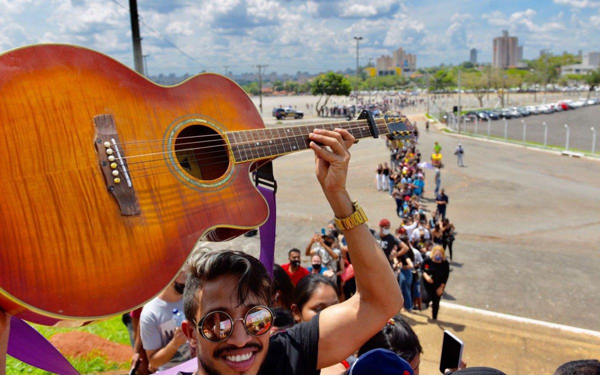 F&atilde;s formam longa fila em vel&oacute;rio de Mar&iacute;lia Mendon&ccedil;a, em Goi&acirc;nia