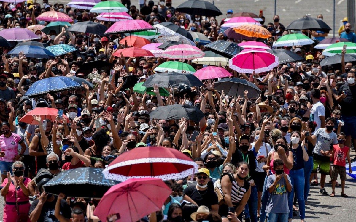 F&atilde;s formam longa fila em vel&oacute;rio de Mar&iacute;lia Mendon&ccedil;a, em Goi&acirc;nia